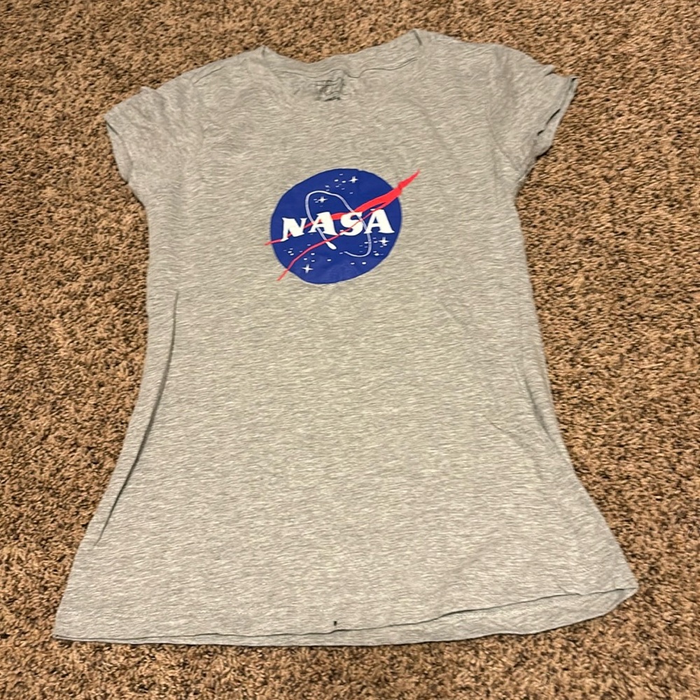 NASA gray short sleeve T-shirt with space circle size small 3–5